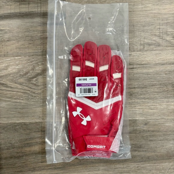 New with Tags Men’s Under Armor Combat Football Gloves Size 2XL - Picture 3 of 5